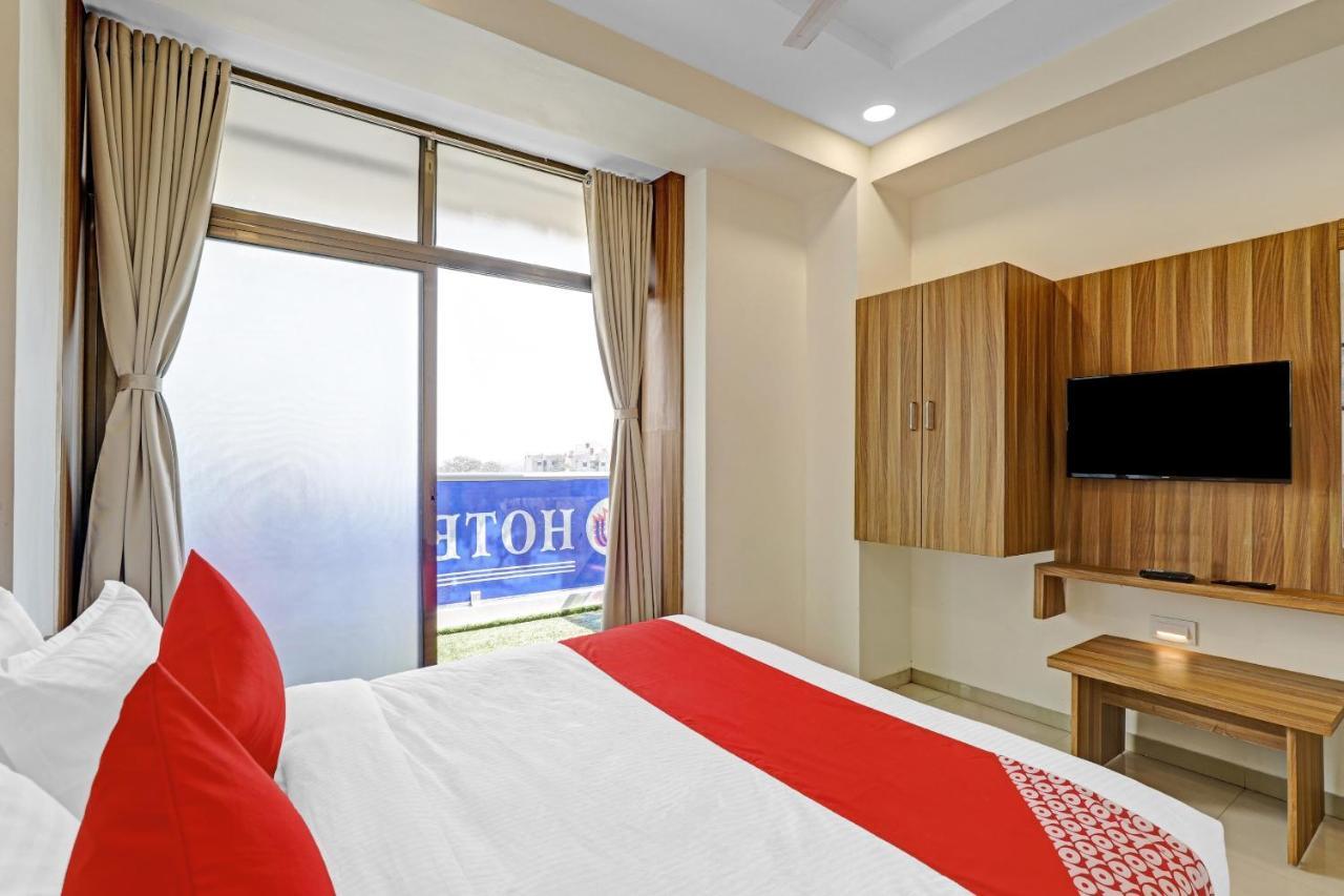 Oyo Flagship 86605 Hotel The Meriton Ahmadábád Kültér fotó